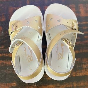 Toddler sandals size 7. Barely worn.
